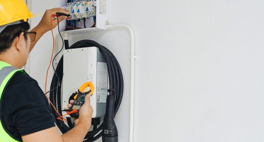 Equipe MFL Sol Energy trabalhando em instalação de energia solar